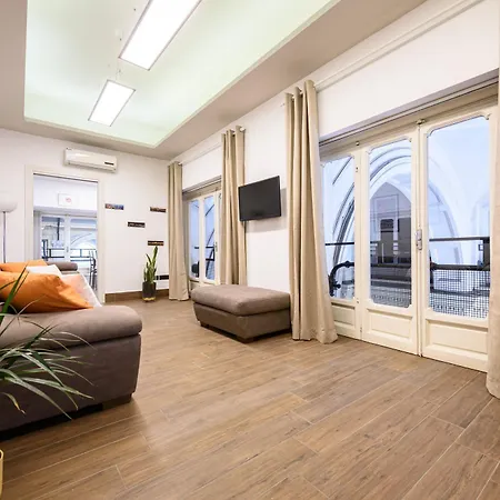 Piazza Nicola 14 * נאפולי